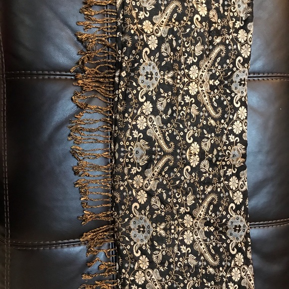 HOST PICK 10/15πGorgeous Scarf - Picture 3 of 8